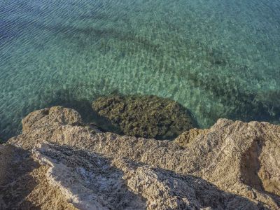 Blick auf die felsige Küstenlinie mit kristallklarem, türkisfarbenem Wasser in Jávea, Costa Blanca.