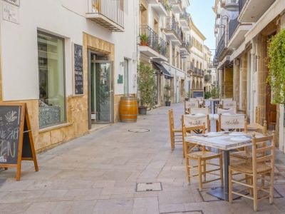 Charmante Straße mit Tischen im Freien, ideal um die lokale Küche in Jávea zu genießen.
