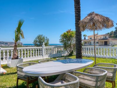 Essbereich im Freien mit Marmortisch und Blick auf das Mittelmeer vom Garten der Villa.
