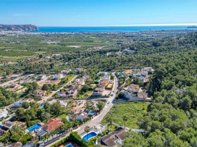 Luftaufnahme der Urbanisation Piver in Jávea mit Villen, Pools und mediterraner Vegetation.