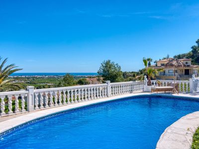 Poolblick mit weißer Balustrade und Blick auf das Mittelmeer und die Landschaft von Jávea.
