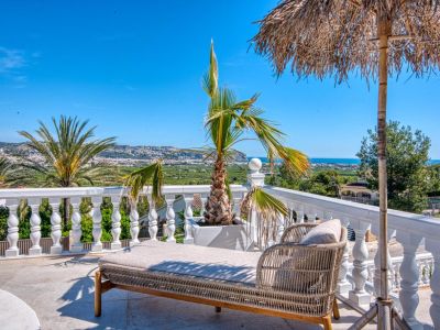 Sonnige Terrasse mit Rattanliege und Panoramablick auf Jávea.