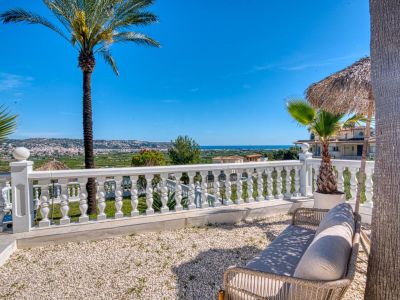 Terrasse mit Panoramablick, weißer Balustrade und Kiesboden. Ideal zur Entspannung im Freien.