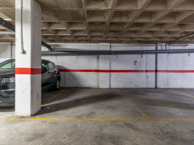 Tiefgaragenstellplatz mit Betonboden und Kassettendecke.