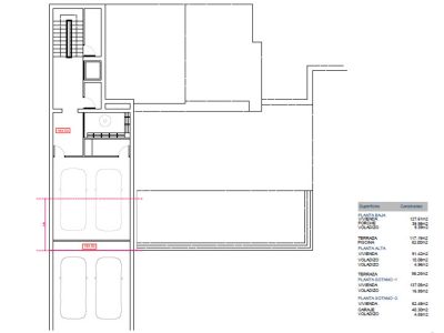 Detaillierter Architekturgrundriss des Erdgeschosses mit Doppelgarage, Treppenhaus und Raumaufteilung.