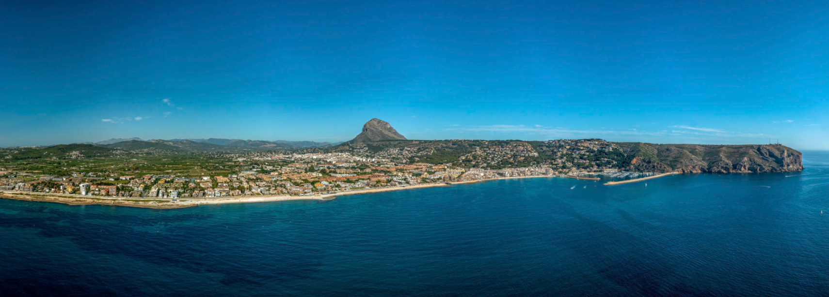 Panoramablick auf Jávea mit Montgó im Hintergrund und dem Mittelmeer im Vordergrund.