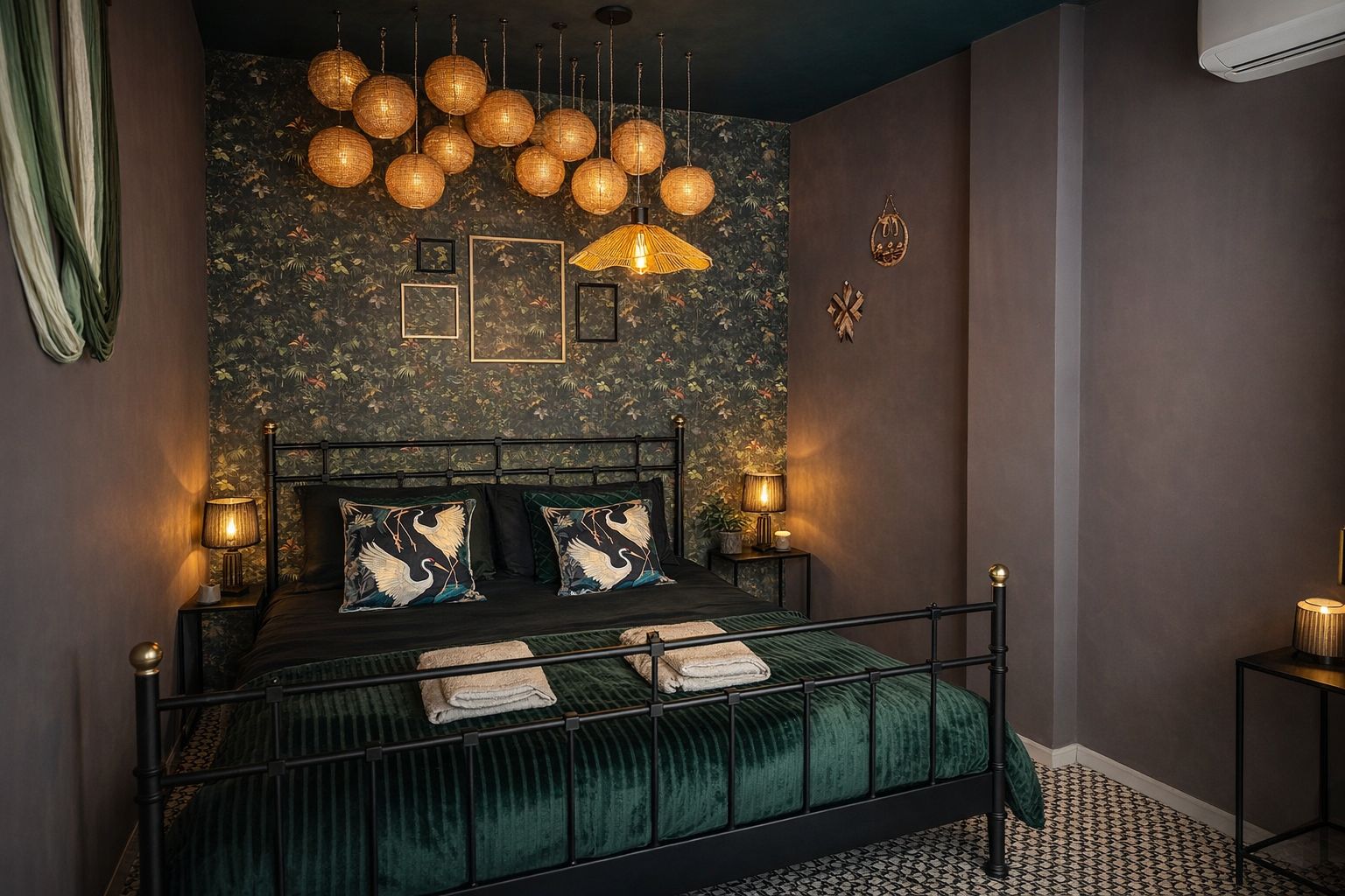 Schlafzimmer mit Schmiedeeisenbett, smaragdgrüner Bettwäsche und Pendelleuchten aus Korbweide.