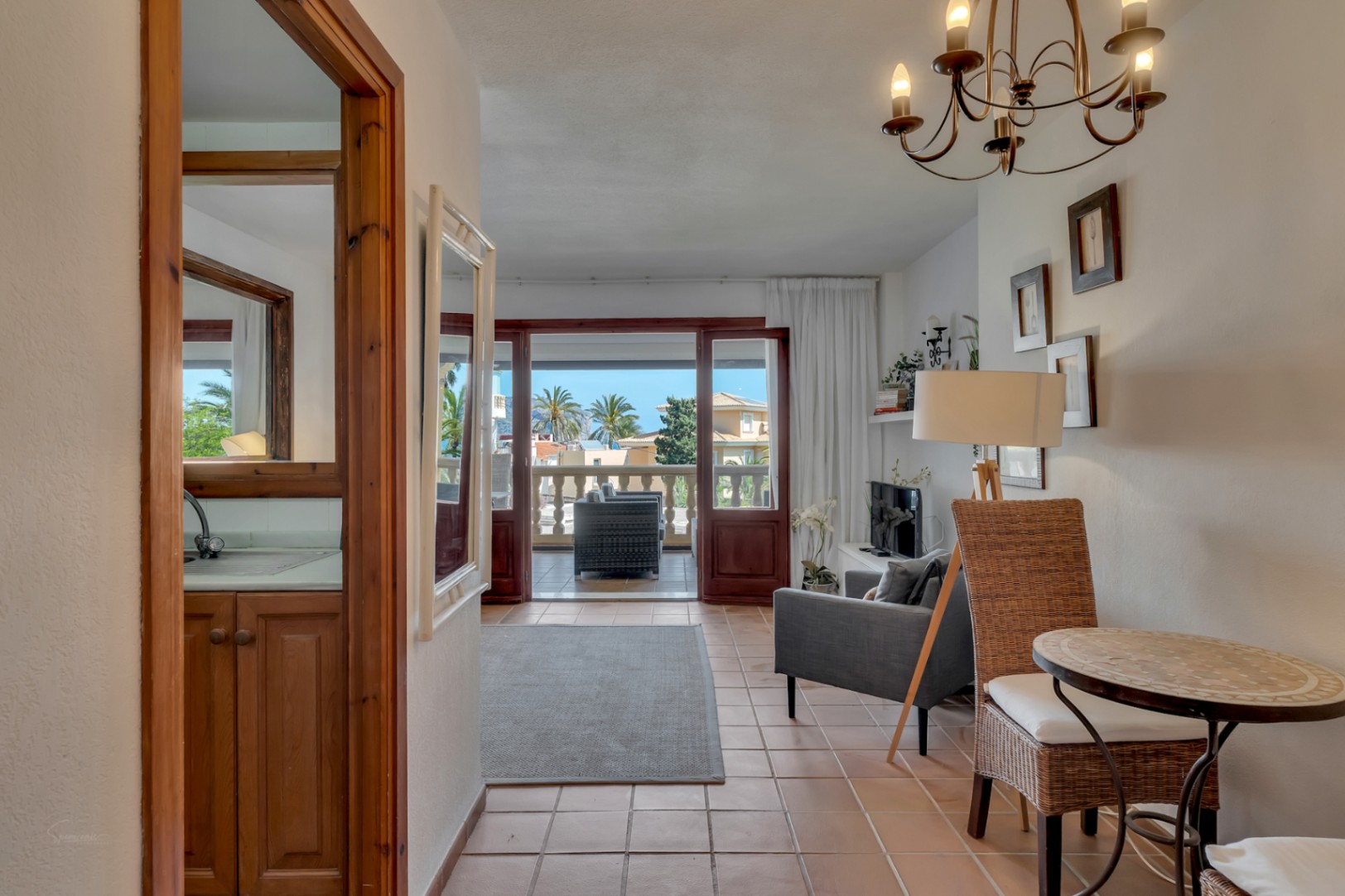 Helles Interieur mit Terrassenzugang und Meerblick vom Wohnzimmer.