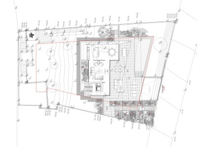 Detaillierter Lageplan der Villa, zeigt die Grundstückstopographie, die Außenanlage mit Pool, Garagenzugang und die Innenraumaufteilung.