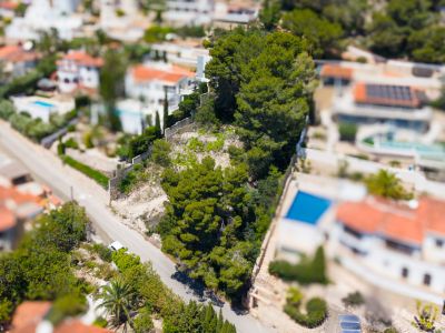 Luftaufnahme des Wohngebiets Montemar mit Villen, privaten Pools, dichter mediterraner Vegetation und kurvenreichen Straßen.