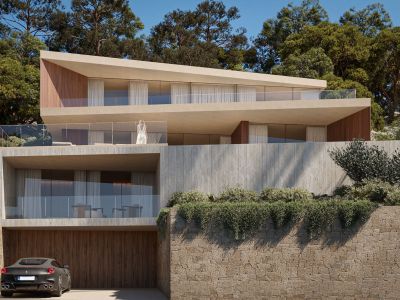 Moderne mehrstöckige Villa mit hellem Beton, Holzakzenten und Glasbalkonen, eingebettet in einen grünen Hang mit privater Garage.