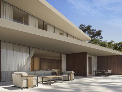 Moderne Villa außen mit großen Glasfronten, dunklen Holzverkleidungen und heller Fliesenterrasse, mit Lounge- und Essbereichen im Freien, umgeben von üppigem Grün.