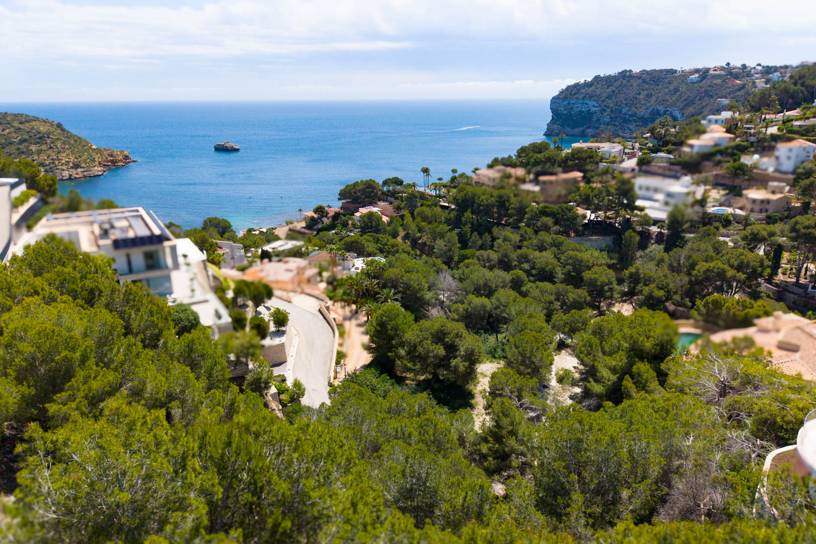 Luftaufnahme des Grundstücks in Mar Azul, Jávea, mit Blick auf das Mittelmeer und die umliegende Vegetation.
