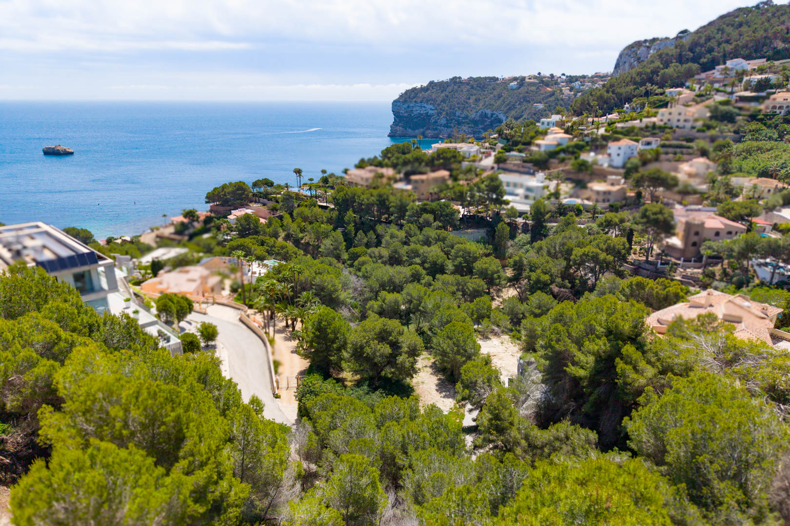 Luftaufnahme des Grundstücks in Mar Azul, Jávea, mit üppigem Grün und Meerblick.