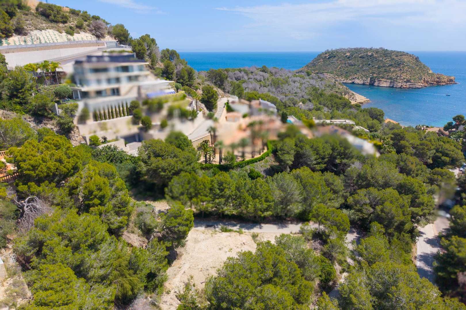 Luftaufnahme eines Grundstücks in Mar Azul, Jávea, mit Meerblick und mediterraner Vegetation.