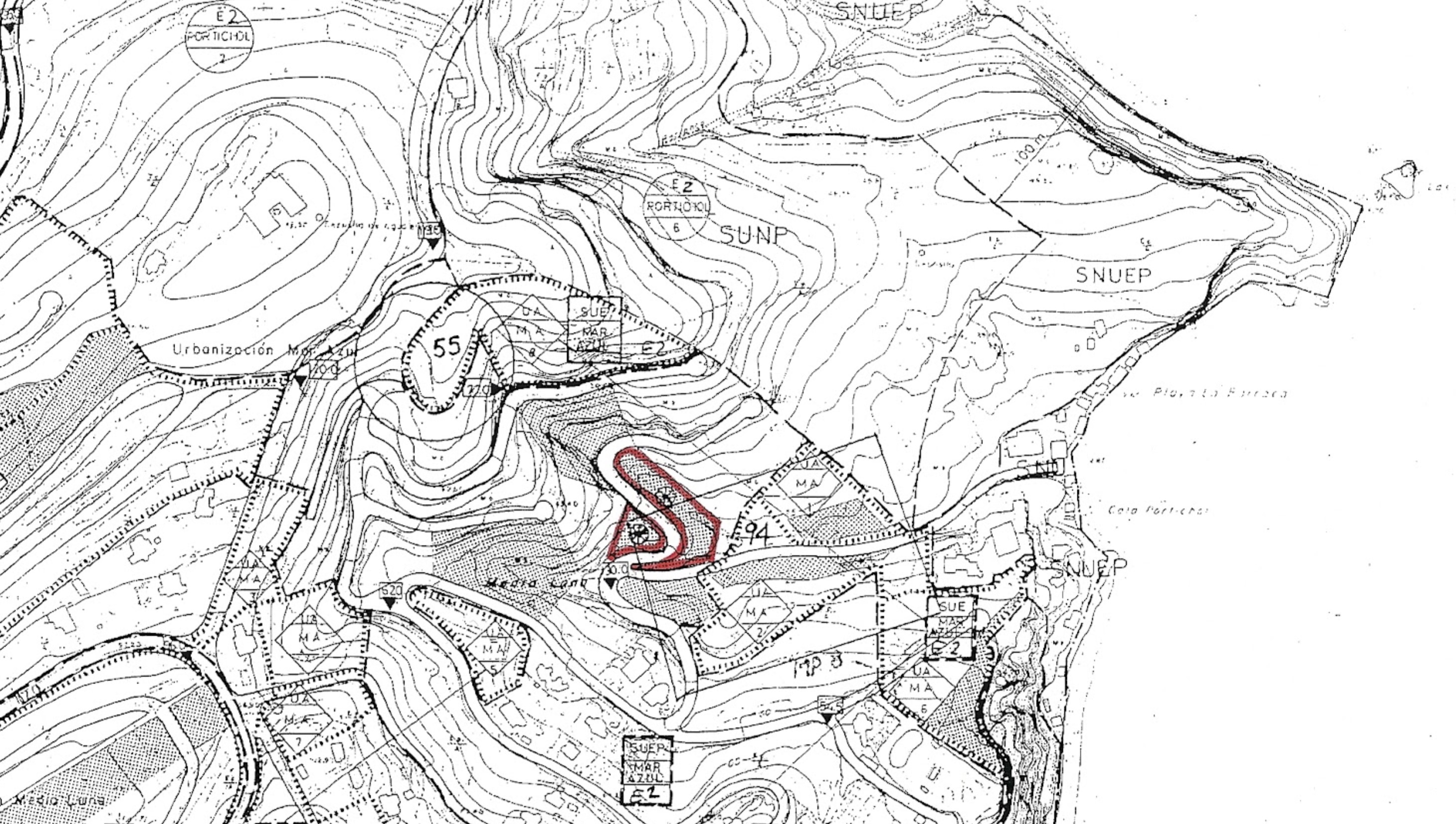 Topografische Karte des Grundstücks in Mar Azul, Jávea, rot hervorgehoben auf dem Geländerelief.