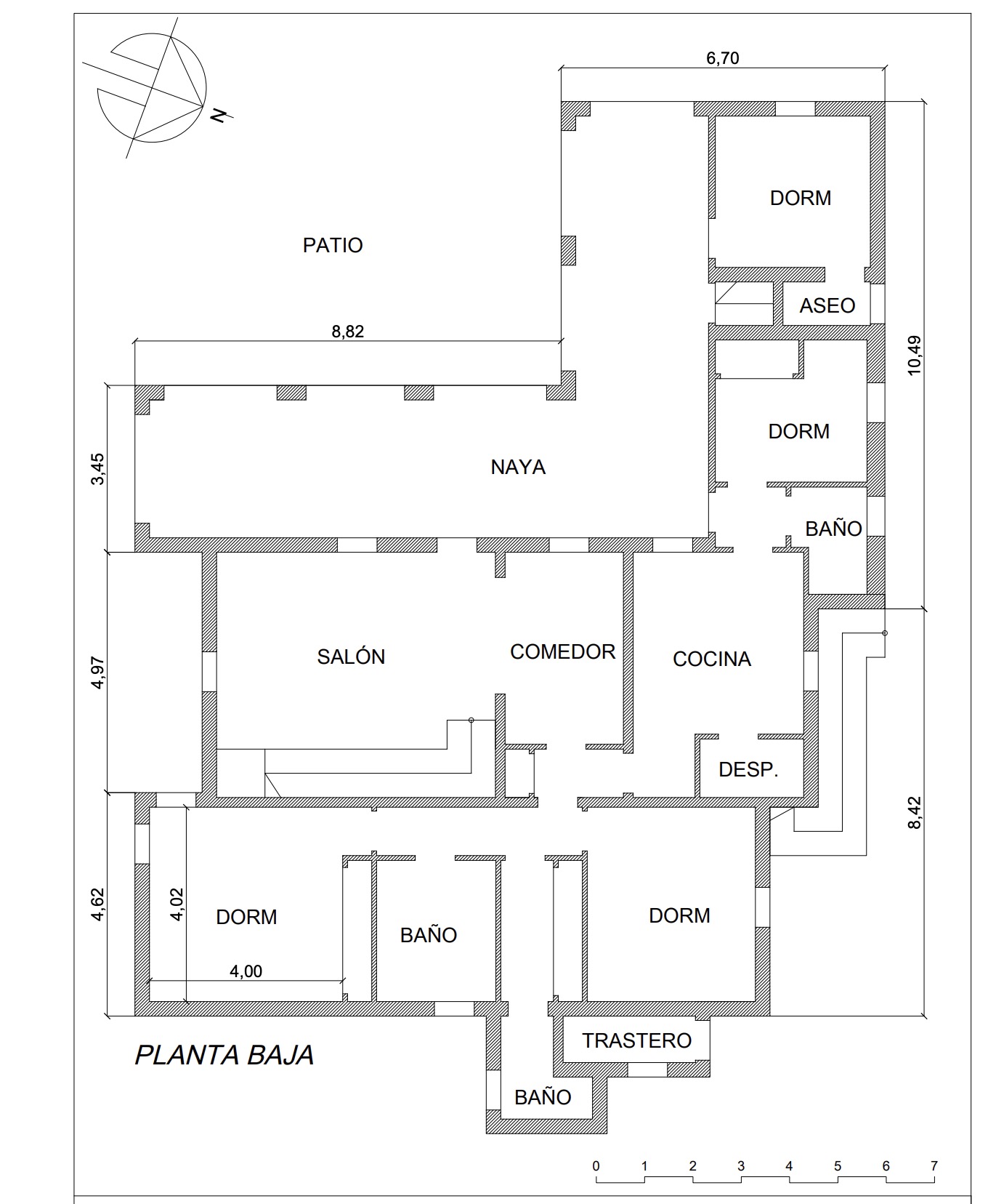 Grundriss des Erdgeschosses mit Patio, Wohnzimmer, Esszimmer, Küche und Schlafzimmern.
