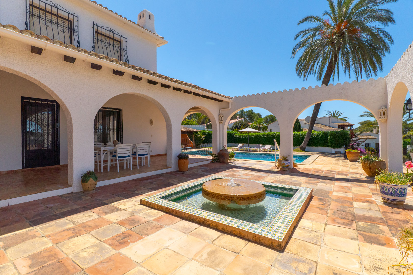 Patio mit Steinbrunnen und Zugang zum Pool, in Villa in Moraira.