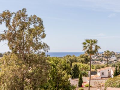 Panoramablick von der Villa, mit dem Mittelmeer am Horizont, üppiger Vegetation und Wohnhäusern mit Terrakottadächern.