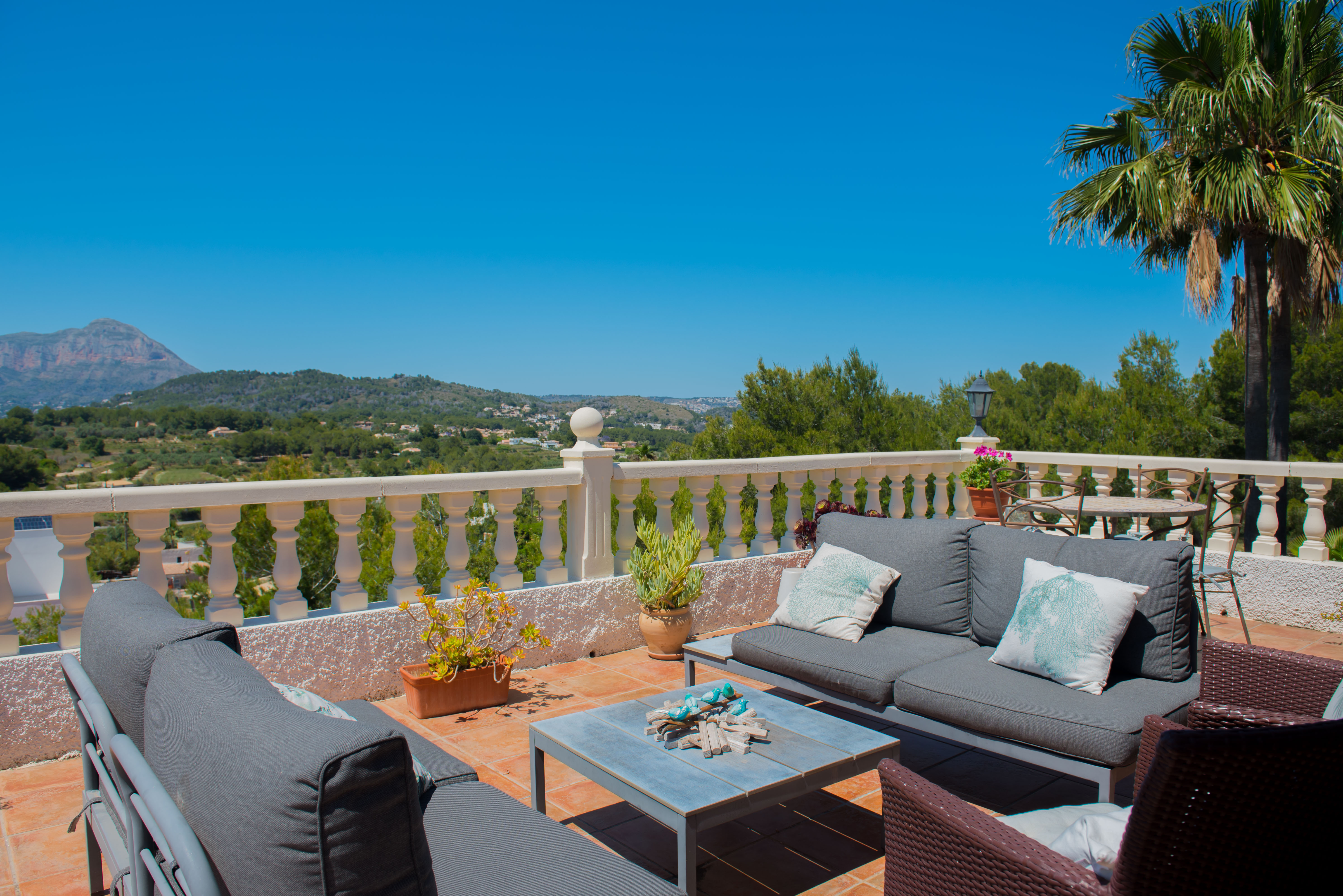 Terrasse mit Balkon und Bergblick.