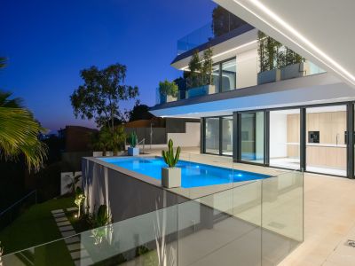 Moderne Außenküche mit integriertem Grill und großzügiger Arbeitsfläche, perfekt für Mahlzeiten im Freien mit direktem Blick auf das Mittelmeer.