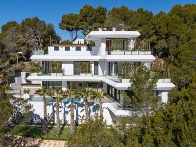 Moderne Villa mit mehreren Ebenen, weißer Fassade, großen Glast terrassen, einem Pool mit Palmen und Außenküche, eingebettet in eine grüne Hanglage.