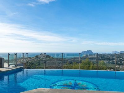 Der Infinity-Pool mit markantem Zentralmosaik verschmilzt optisch mit dem Horizont. Er bietet Panoramablicke auf das Meer, die Küste und den ikonischen Peñón de Ifach.