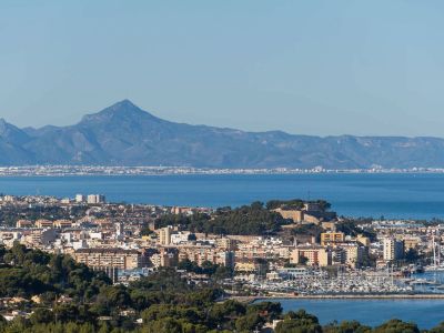 Panoramablick auf Dénia, mit der historischen Burg, dem lebhaften Yachthafen und der Stadtkulisse vor dem Mittelmeer und dem Montgó-Gebirge.