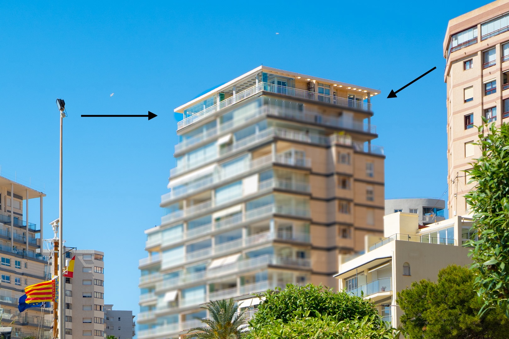 Außenansicht des Gebäudes, die die elfte Etage mit ihren großzügigen verglasten Terrassen hervorhebt, ideal für ein Doppel-Penthouse.