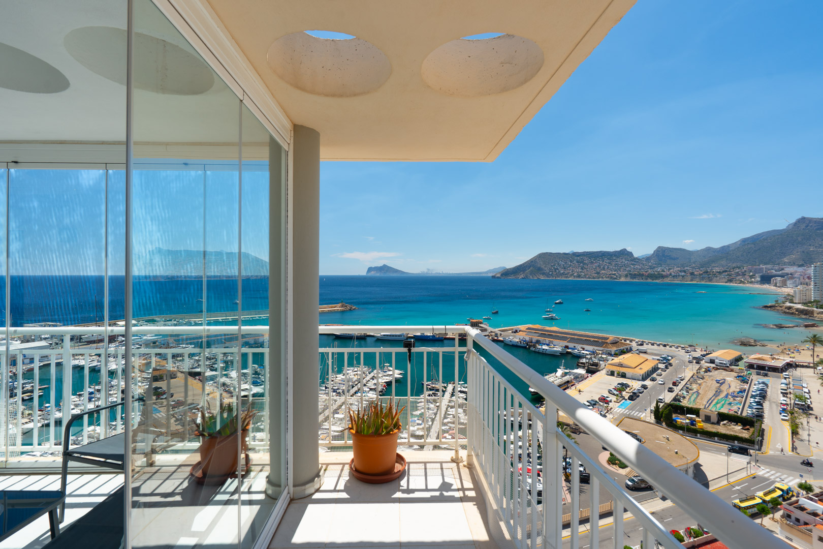 Geräumige verglaste Terrasse mit Panoramablick auf den Yachthafen und die Bucht von Calpe, ausgestattet mit Glasschiebevorhängen für ganzjährigen Genuss.