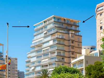 Außenansicht des Gebäudes, die die elfte Etage mit ihren großzügigen verglasten Terrassen hervorhebt, ideal für ein Doppel-Penthouse.