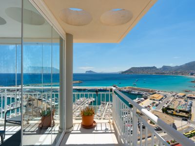 Geräumige verglaste Terrasse mit Panoramablick auf den Yachthafen und die Bucht von Calpe, ausgestattet mit Glasschiebevorhängen für ganzjährigen Genuss.