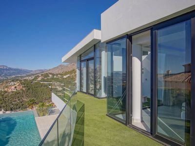 Der geräumige, lichtdurchflutete Wohnbereich verfügt über einen modernen Gaskamin und große Fenster, die einen atemberaubenden Meer- und Bergblick bieten.