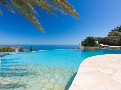 Infinity-Pool mit flachem Einstieg und hellem Steinrand, der einen weiten Blick auf das Mittelmeer und die Küste bietet.
