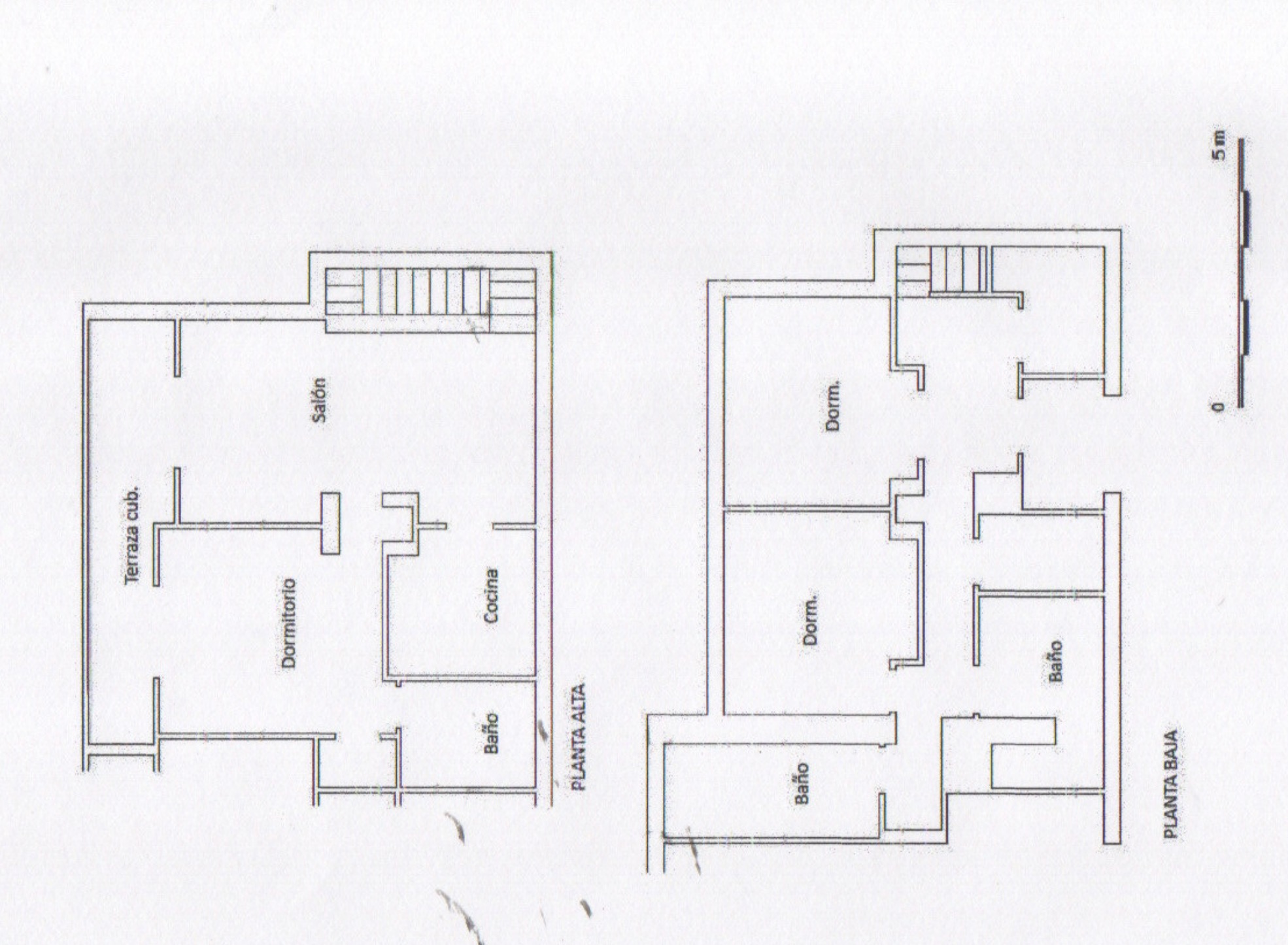 Detaillierte Grundrisse zeigen die zwei Ebenen der Villa. Die obere Etage umfasst Wohnzimmer, Küche, Schlafzimmer und überdachte Terrasse; die untere hat zwei Schlafzimmer und zwei Bäder. Ein Maßstab ist vorhanden.
