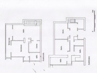 Detaillierte Grundrisse zeigen die zwei Ebenen der Villa. Die obere Etage umfasst Wohnzimmer, Küche, Schlafzimmer und überdachte Terrasse; die untere hat zwei Schlafzimmer und zwei Bäder. Ein Maßstab ist vorhanden.