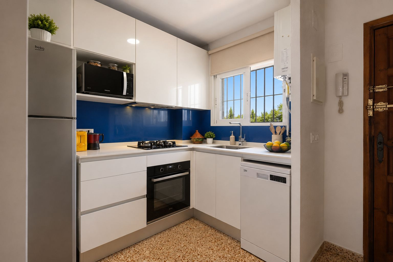 Moderne und funktionale Küche mit glänzenden weißen Schränken, heller Arbeitsplatte und blauem Spritzschutz. Ausgestattet mit integrierten Geräten und Fensterblick ins Grüne. Moderne und funktionale Küche mit glänzenden weißen Schränken, heller Arbeitsplatte und blauem Spritzschutz. Ausgestattet mit integrierten Geräten und Fensterblick ins Grüne.