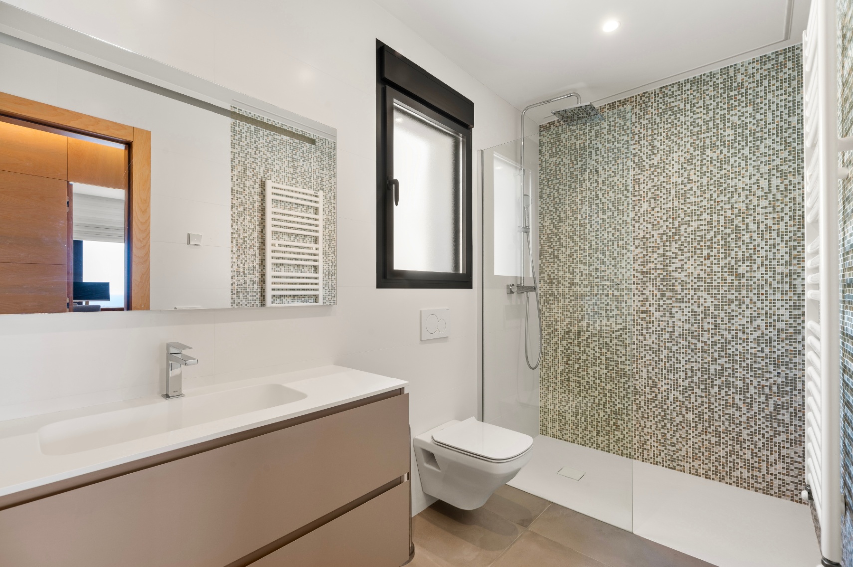 Modernes Badezimmer mit ebenerdiger Dusche und Mosaikwand in Erdtönen. Es verfügt über einen schwebenden Waschtisch mit integriertem Waschbecken, ein Wand-WC und ein schwarz gerahmtes Fenster. Modernes Badezimmer mit ebenerdiger Dusche und Mosaikwand in Erdtönen. Es verfügt über einen schwebenden Waschtisch mit integriertem Waschbecken, ein Wand-WC und ein schwarz gerahmtes Fenster.