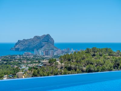 Infinity-Poolrand mit Panoramablick auf das Mittelmeer, die Stadt Calpe und den markanten Felsen Peñon de Ifach.