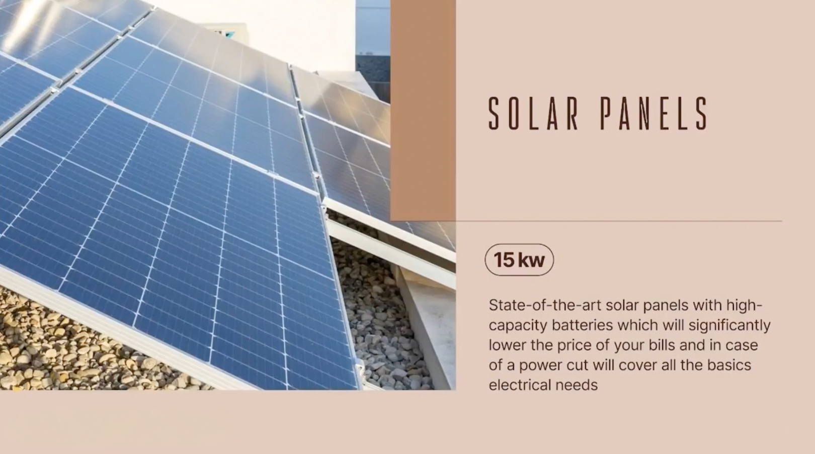 Außenansicht der 15-kW-Solaranlage der Villa, auf Kies montiert, für hohe Energieeffizienz und reduzierten Verbrauch.
