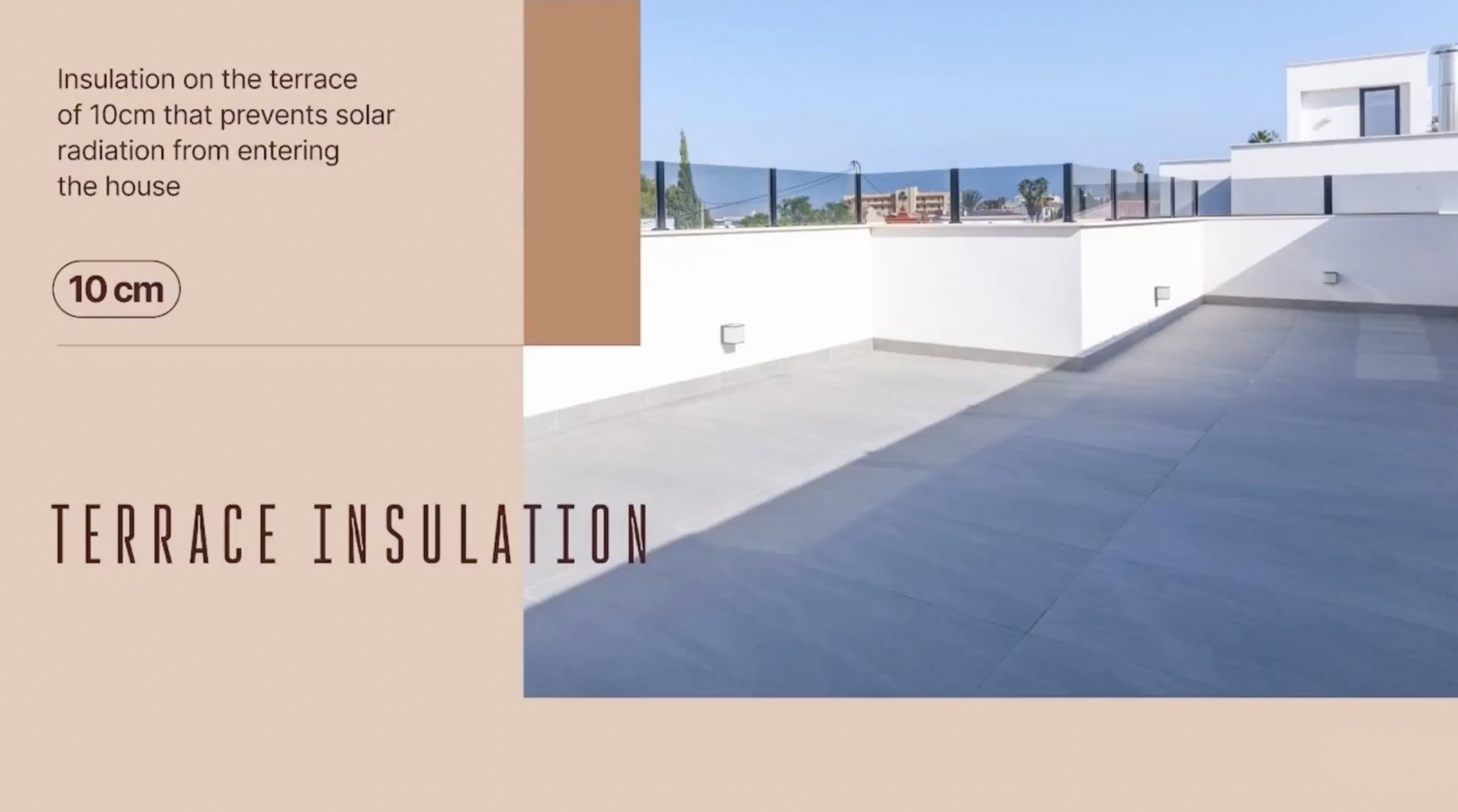 Geräumige Dachterrasse mit hellgrauen Großformatfliesen, weißen Brüstungsmauern und moderner Glasbalustrade unter blauem Himmel.