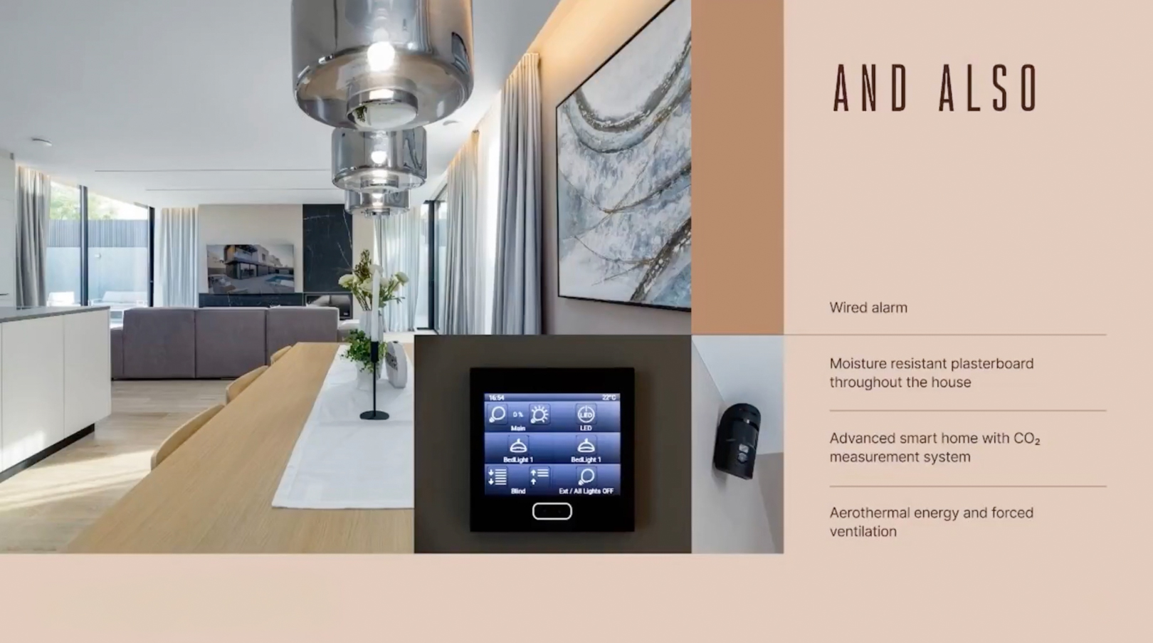 Offener Wohn-Essbereich mit Holztisch, Hängelampen und integriertem Smart-Home-Bedienfeld, ergänzt durch einen sichtbaren Sicherheitssensor.