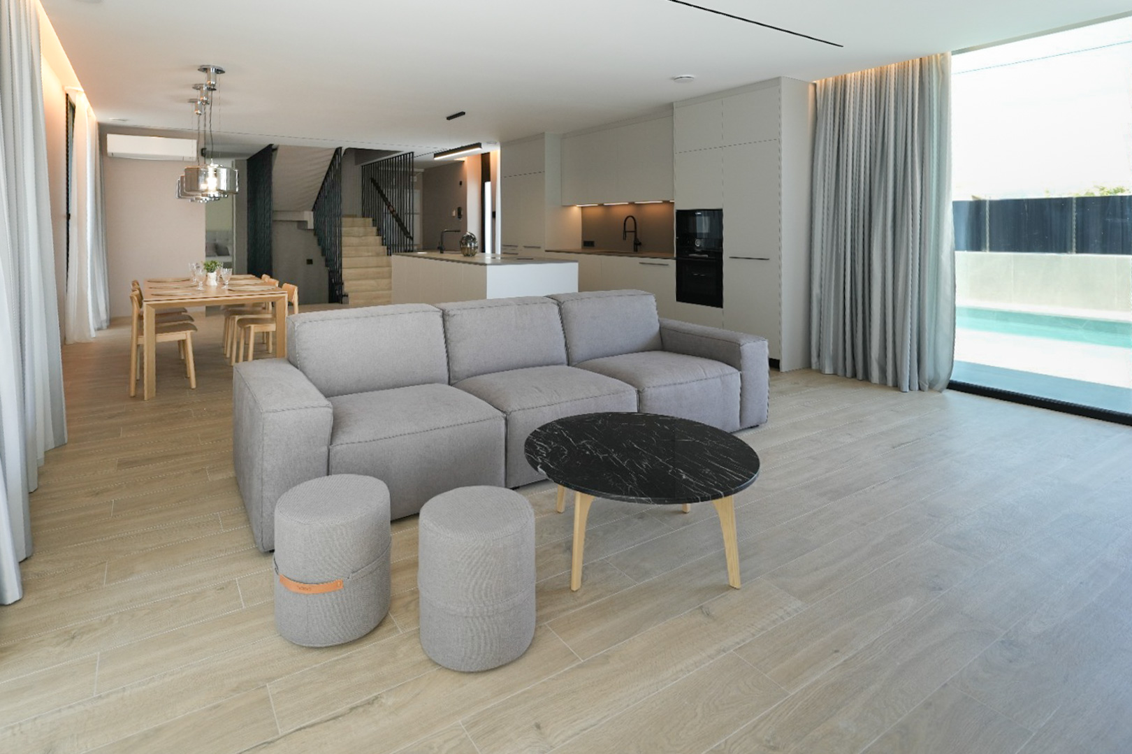 Offener Wohn- und Essbereich mit modularem Sofa, Marmor-Couchtisch und integrierter Küche, verbunden mit dem Außenpool durch große Fenster.