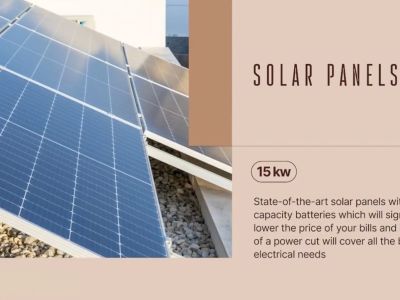Außenansicht der 15-kW-Solaranlage der Villa, auf Kies montiert, für hohe Energieeffizienz und reduzierten Verbrauch.