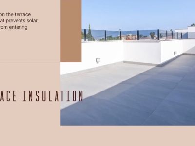 Geräumige Dachterrasse mit hellgrauen Großformatfliesen, weißen Brüstungsmauern und moderner Glasbalustrade unter blauem Himmel.