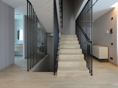 Modernes Interieur mit heller Holztreppe und schlankem schwarzen Vertikalgeländer. Ein Smart-Home-Bedienfeld ist sichtbar, führt zu einem Bad mit Rundspiegel.