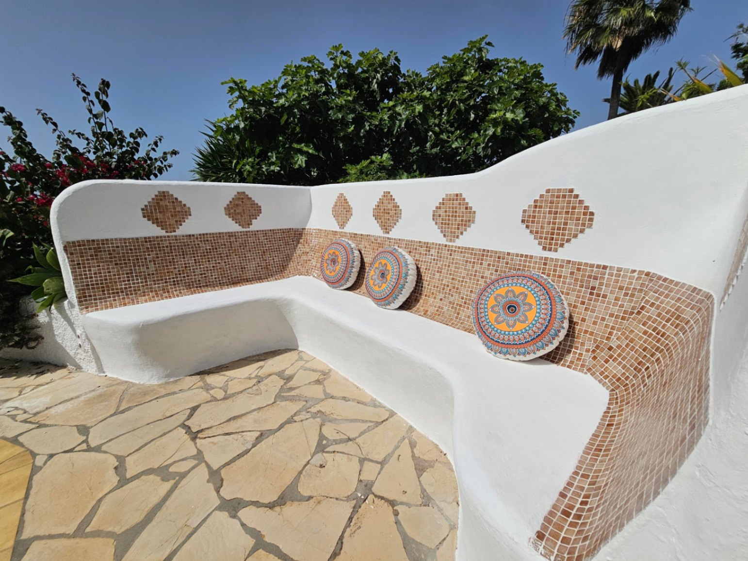 Terrasse mit eingebauter Bank