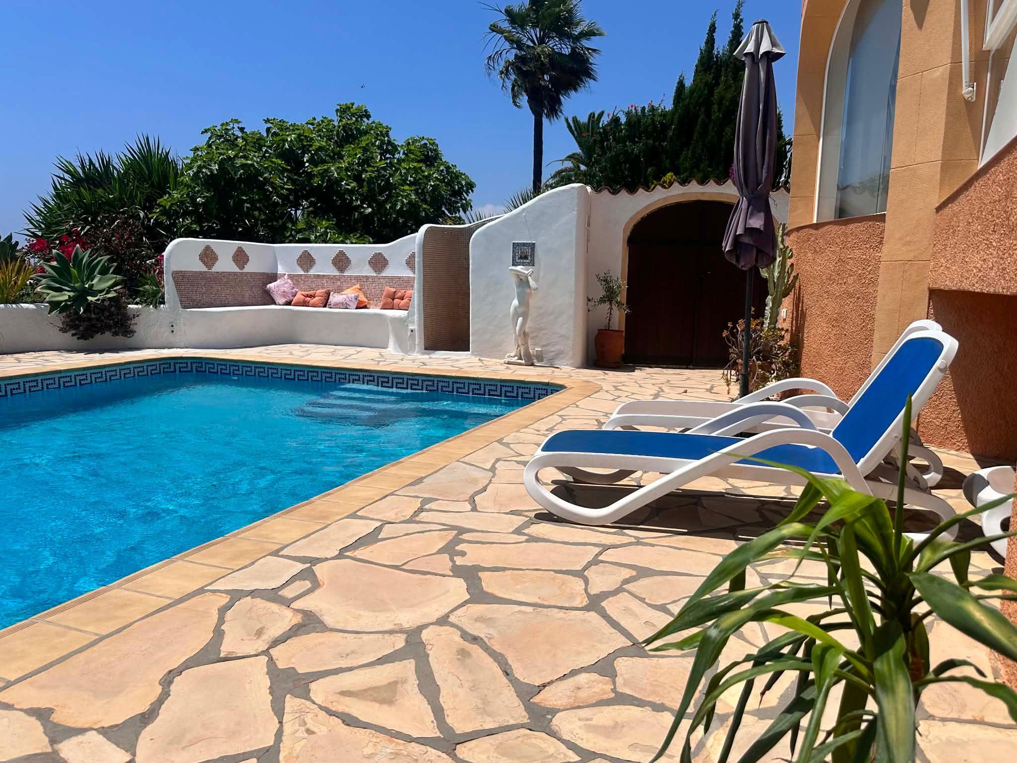 Privater Pool und Terrasse