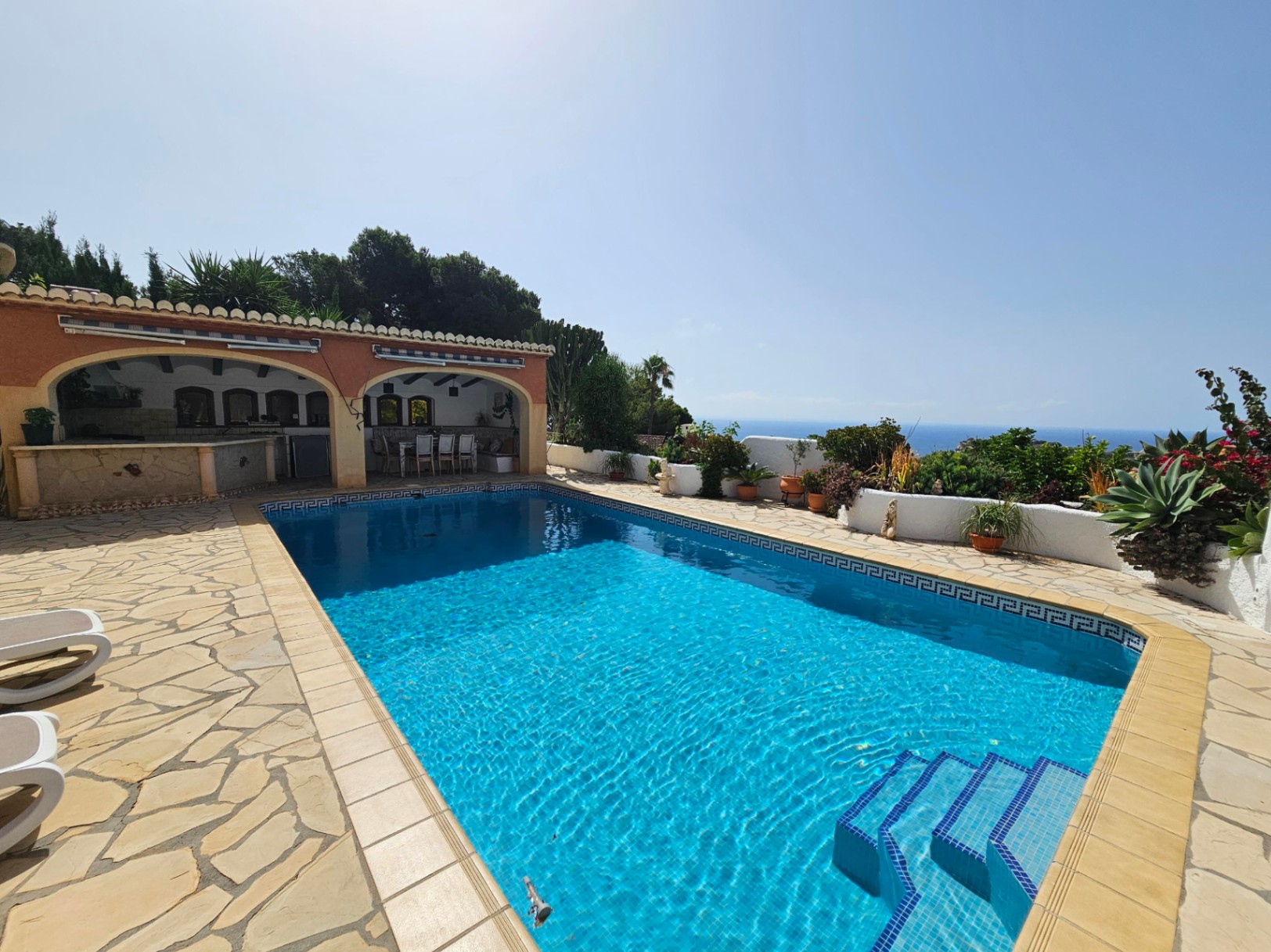 Pool mit Meerblick