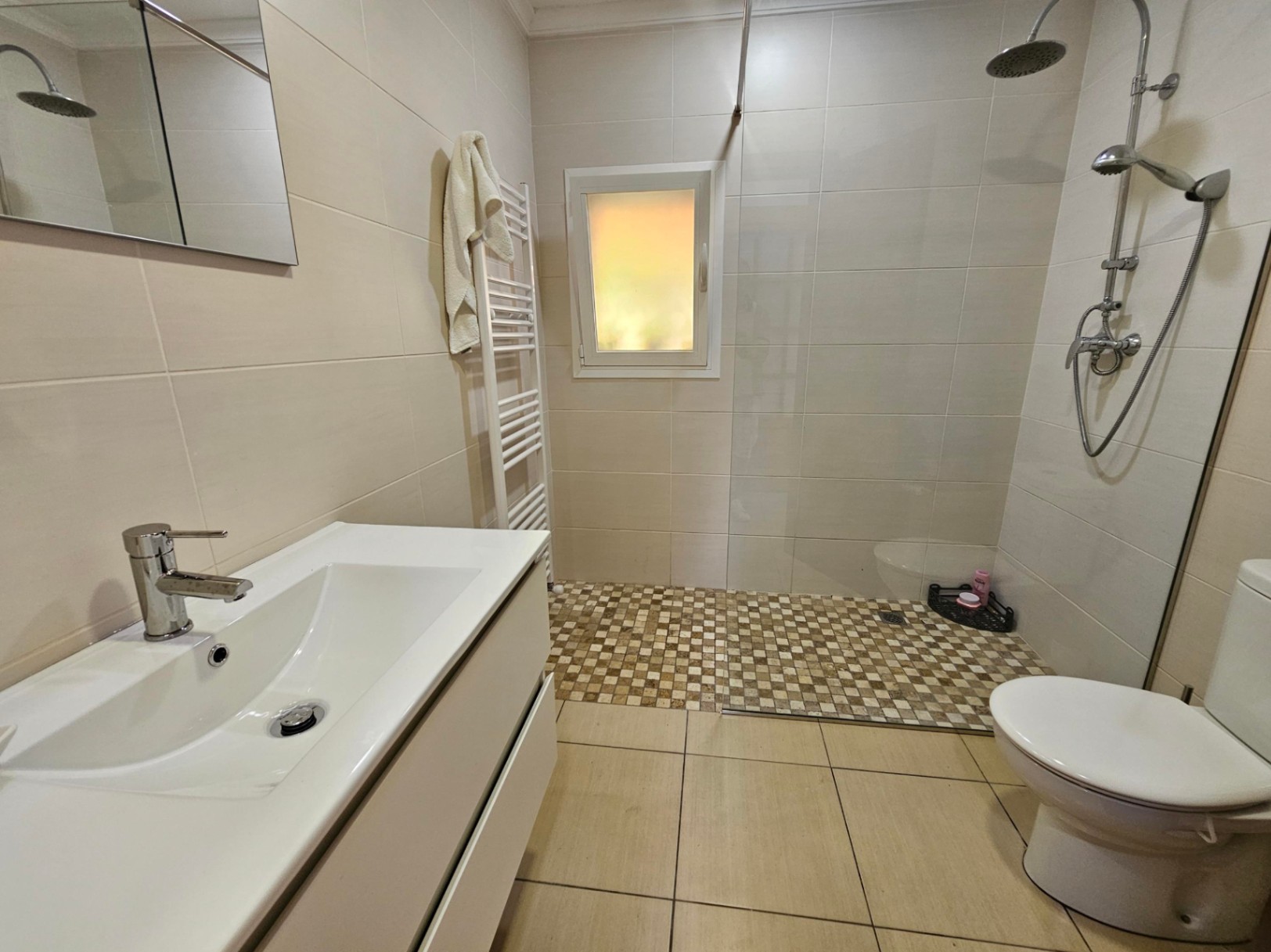 Badezimmer mit Dusche